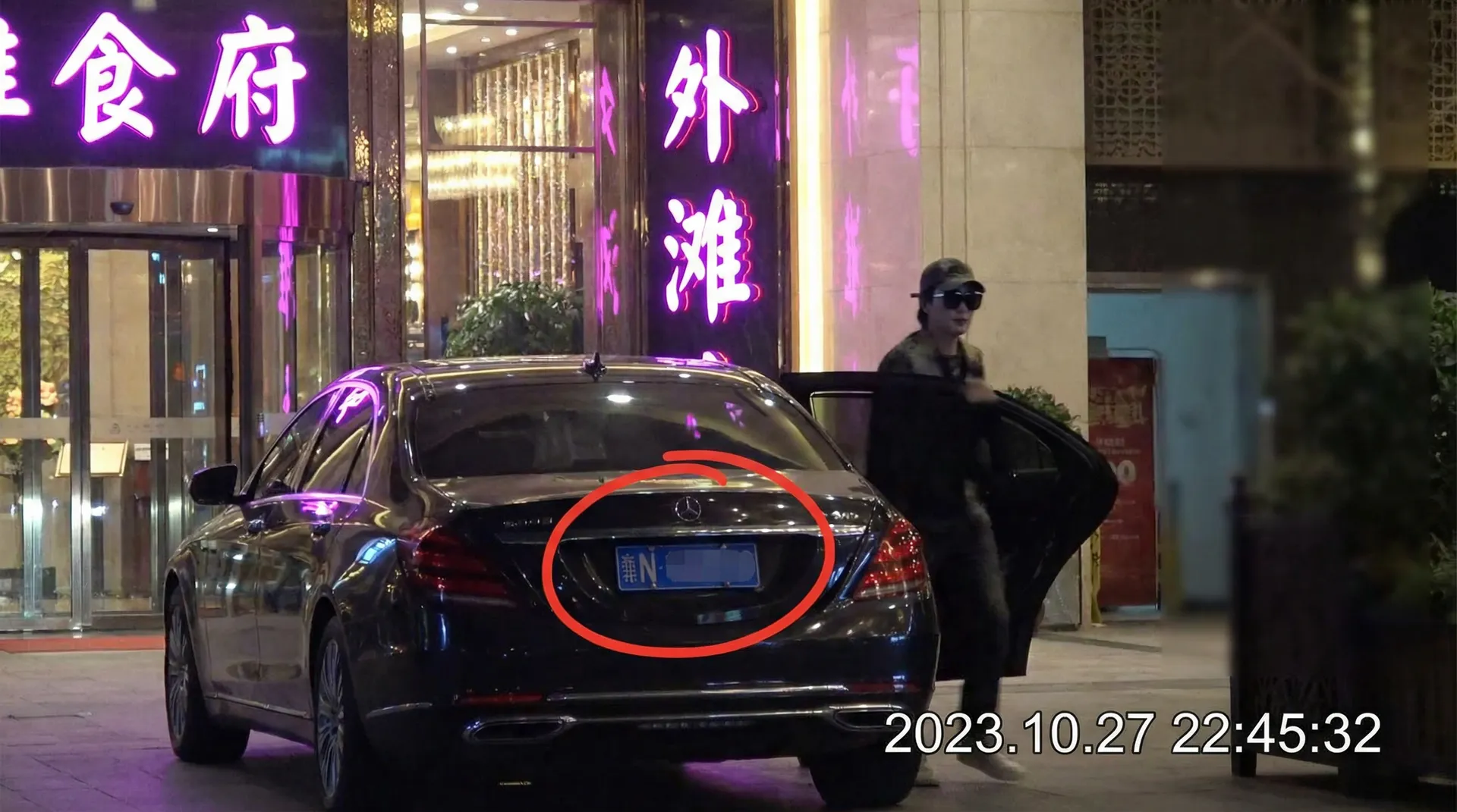 必撸大赛-精彩赛事直播|免费参与|热门活动 - 豪车餐厅外被拍